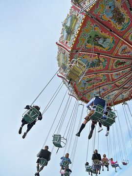 Fahrgeschäft auf Jahrmarkt